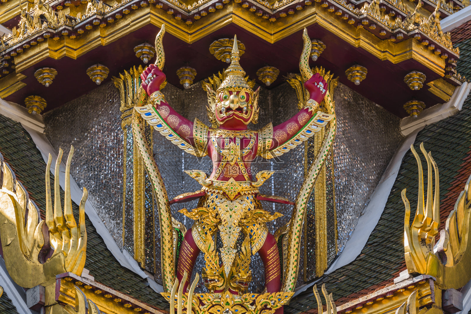 金色滴水嘴，曼谷皇宫照片摄影图片
