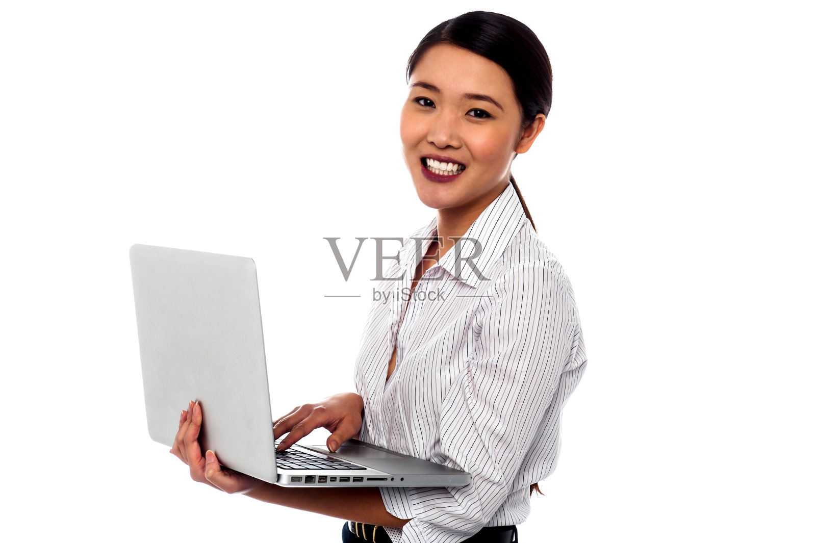 白色背景上拿着笔记本电脑的女孩照片摄影图片