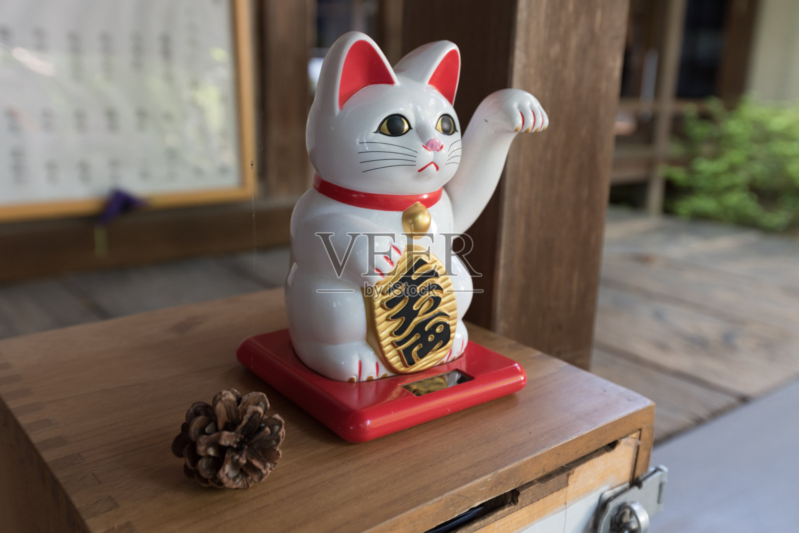 Maneki三氯二苯脲的猫。普通的日本雕塑会带来好运。照片摄影图片