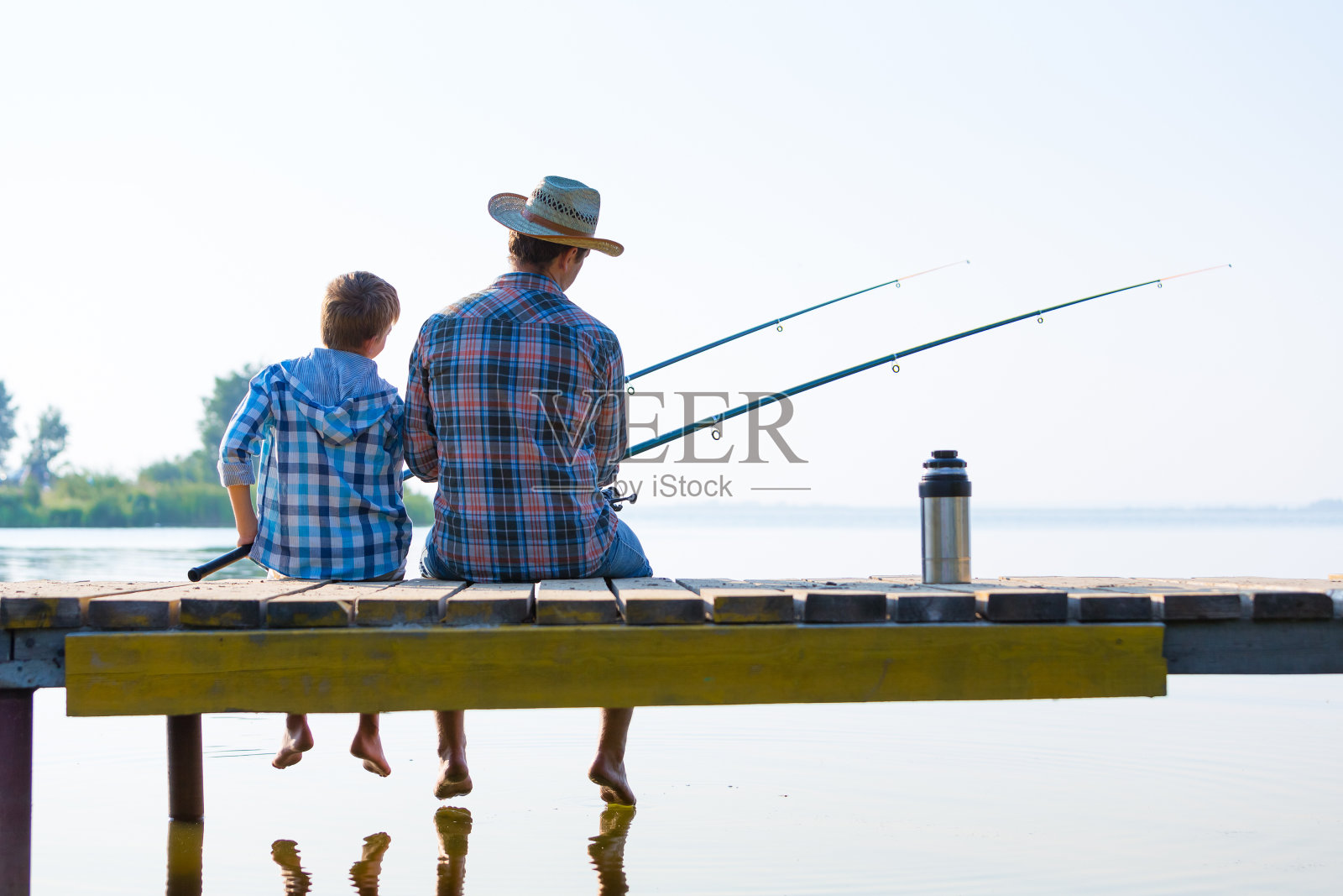 男孩和他的父亲一起钓鱼照片摄影图片