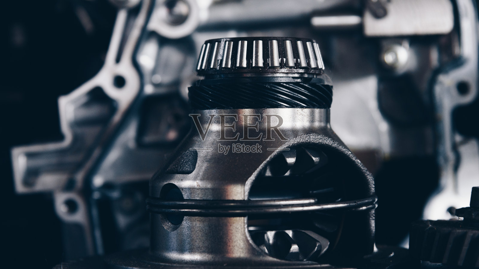 在汽车修理厂，被拆卸的汽车会在发动机部件和齿轮附近弄脏发动机照片摄影图片