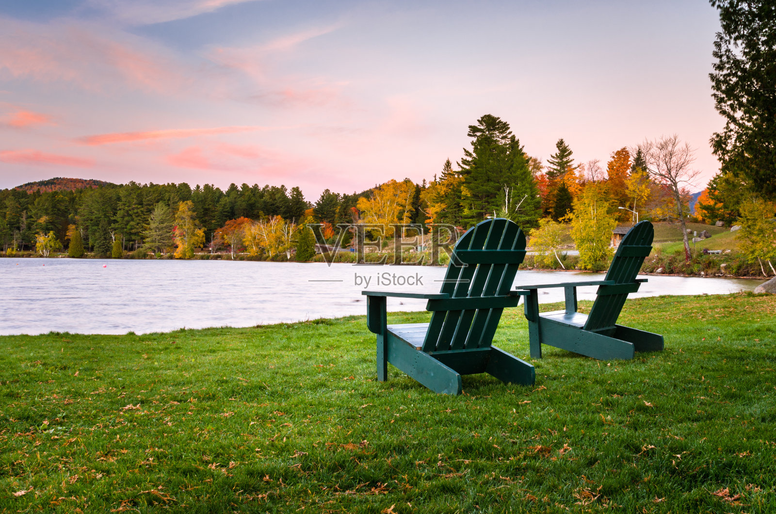 湖边的绿色阿迪朗达克椅子照片摄影图片