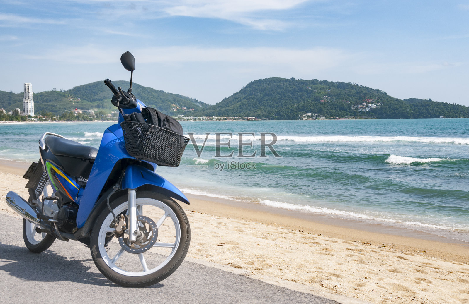 泰国普吉岛海滩上的摩托车照片摄影图片