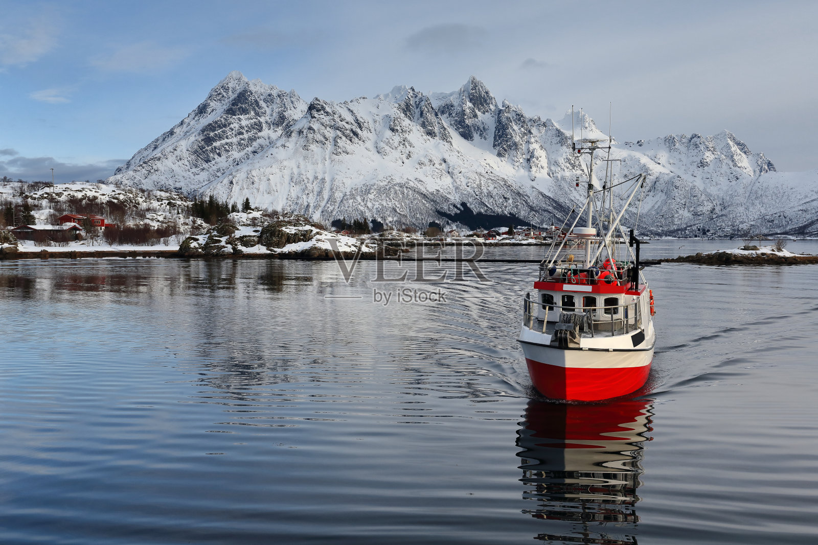 一艘渔船从东面进入希尔德波尔约纳湾。Austnesfjorden-Austvagoya-Nordland-Norway。0168照片摄影图片