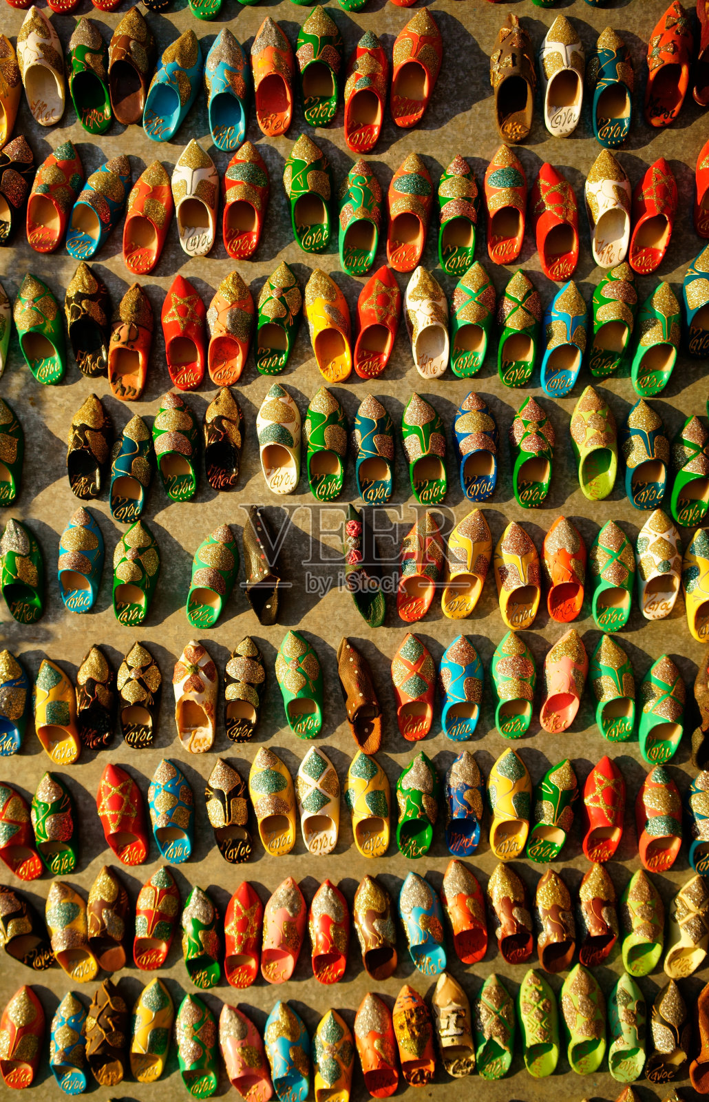 鞋子堆放在非斯皮革厂附近的一家商店里照片摄影图片