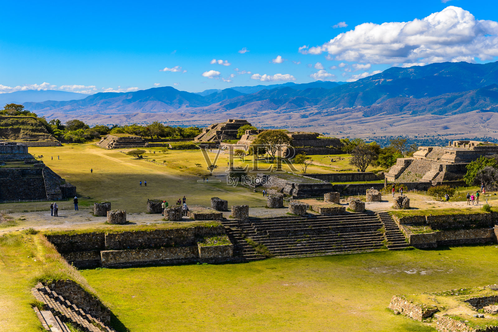 全景的蒙特阿尔班，一个大的前哥伦布时期的考古遗址，圣克鲁斯Xoxocotlan市，瓦哈卡州。联合国教科文组织世界遗产照片摄影图片