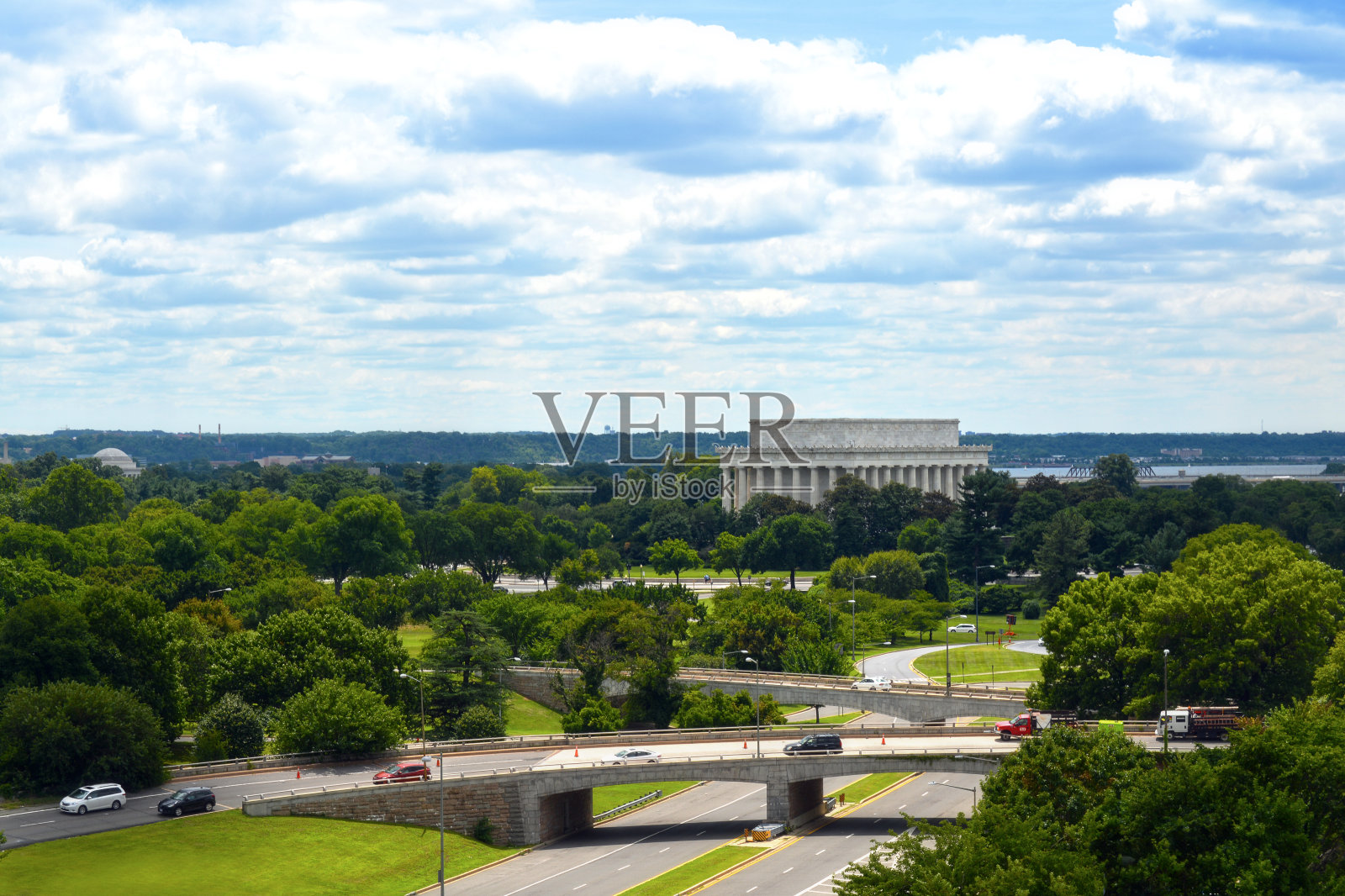全景拍摄的华盛顿特区高速公路与林肯纪念馆的背景照片摄影图片