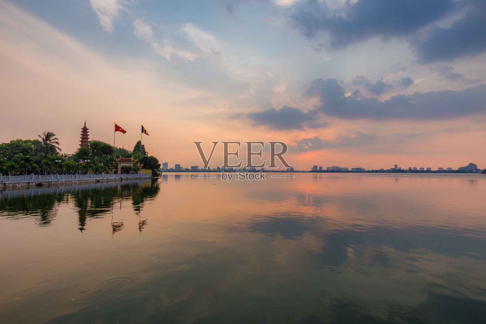 越南河内西湖的陈国塔。照片摄影图片
