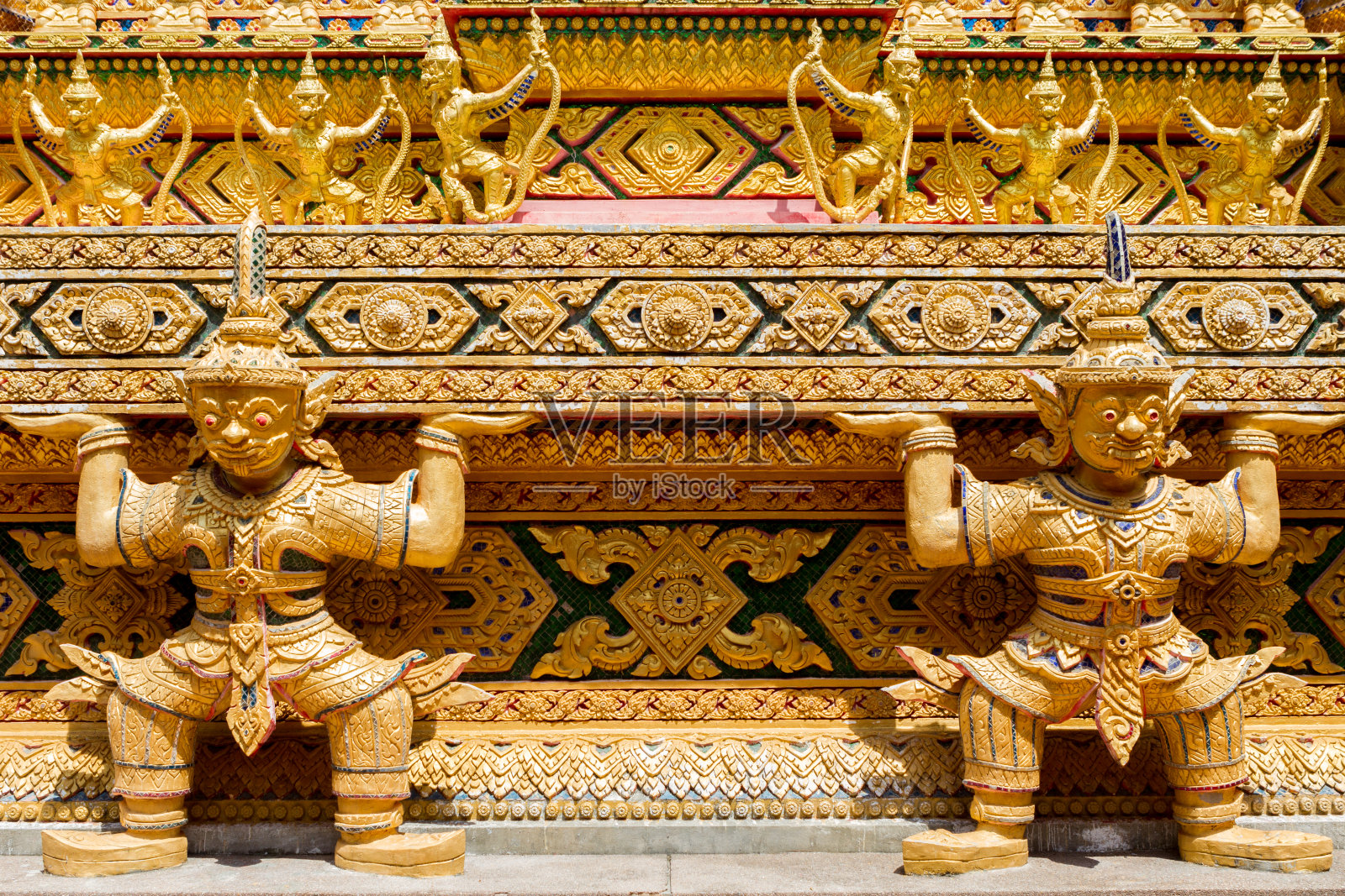 攀雅/泰国- 2017年3月6日:牦牛，守护着众神的宝藏，吞噬着贪婪的人们。佛塔叫做Chedi Futtnathambanlyue。攀雅邦良寺。泰国。照片摄影图片