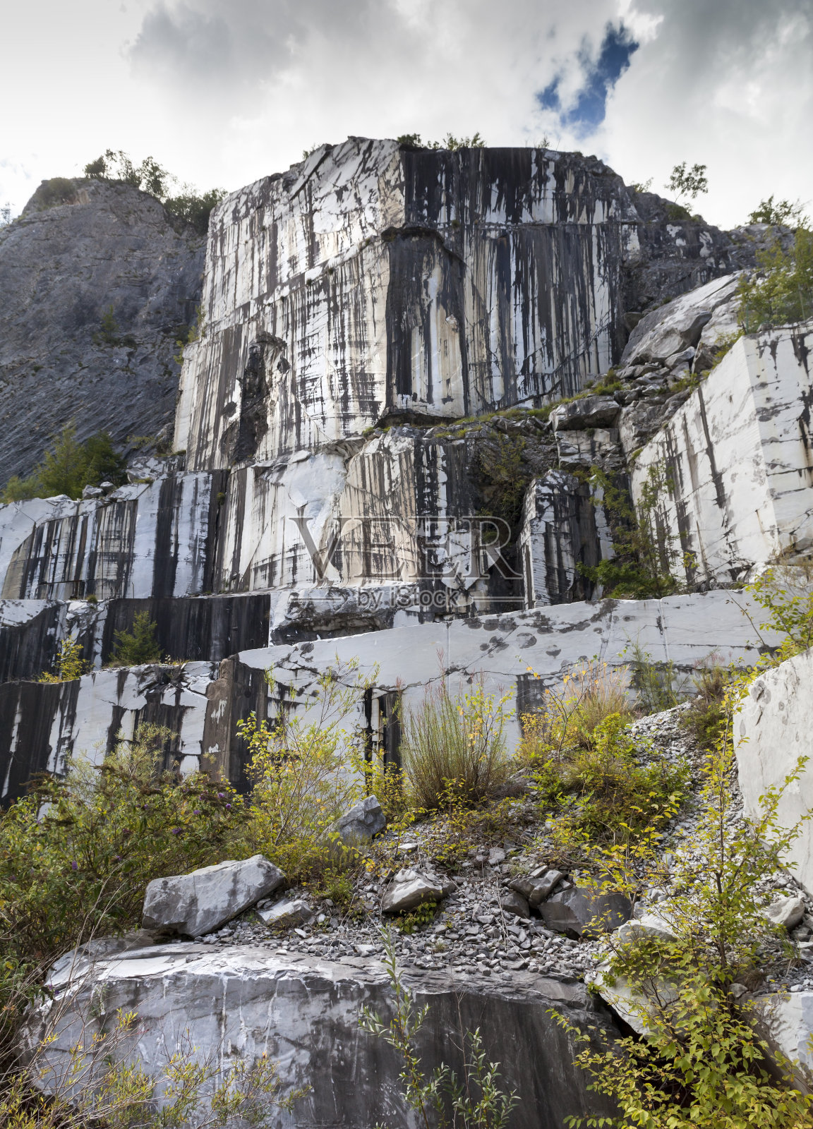意大利马萨的废弃大理石矿照片摄影图片