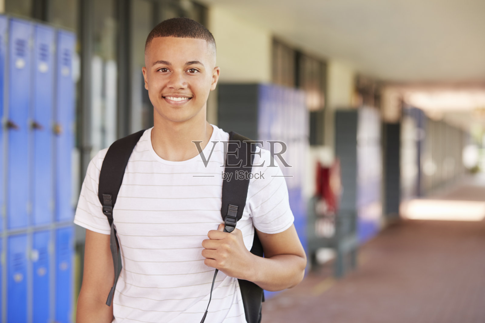 快乐的混血少年在高中走廊微笑照片摄影图片