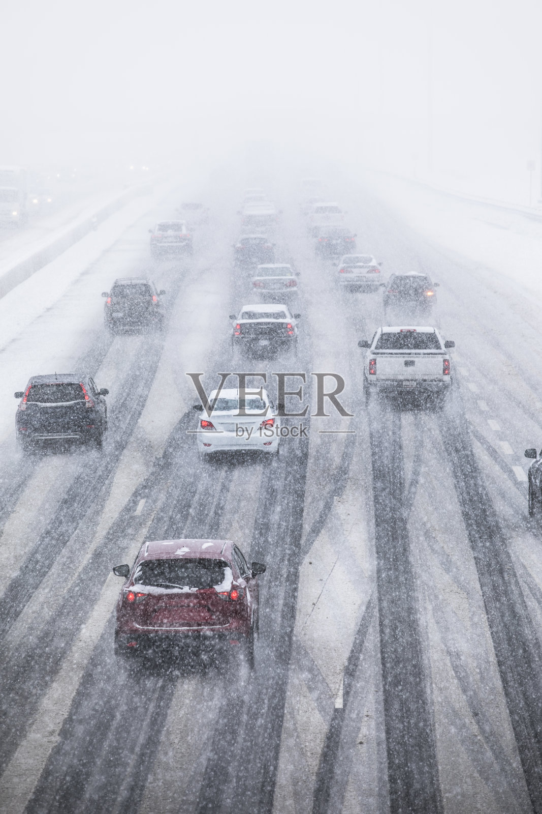 在积雪覆盖的道路上行驶的汽车照片摄影图片