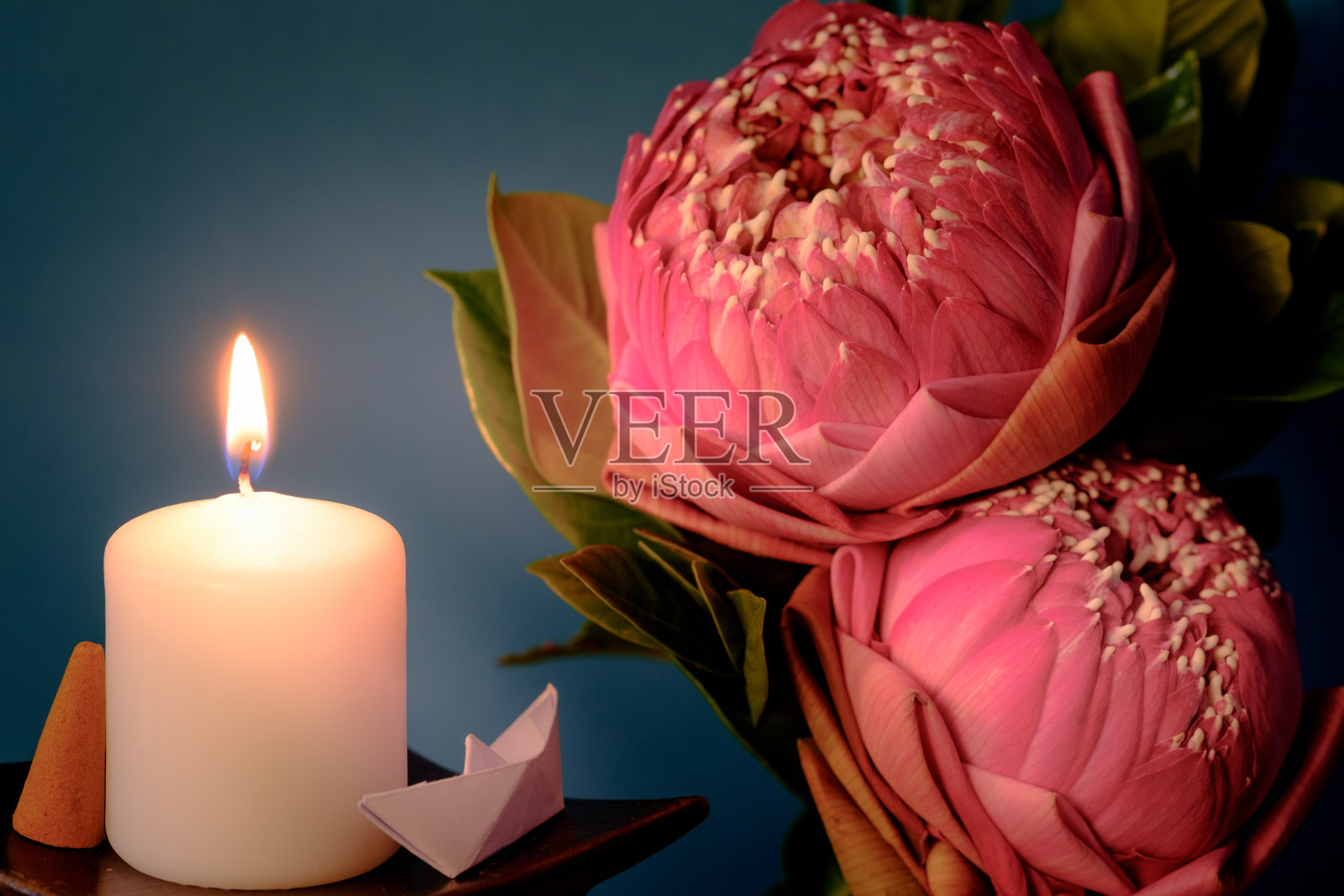 复古的形象风格在粉红色的折叠式睡莲或莲花泰国风格与白色的蜡烛灯供崇拜照片摄影图片