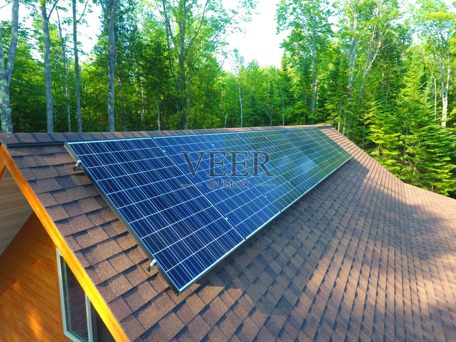 屋顶上的太阳能电池板为房子供电照片摄影图片