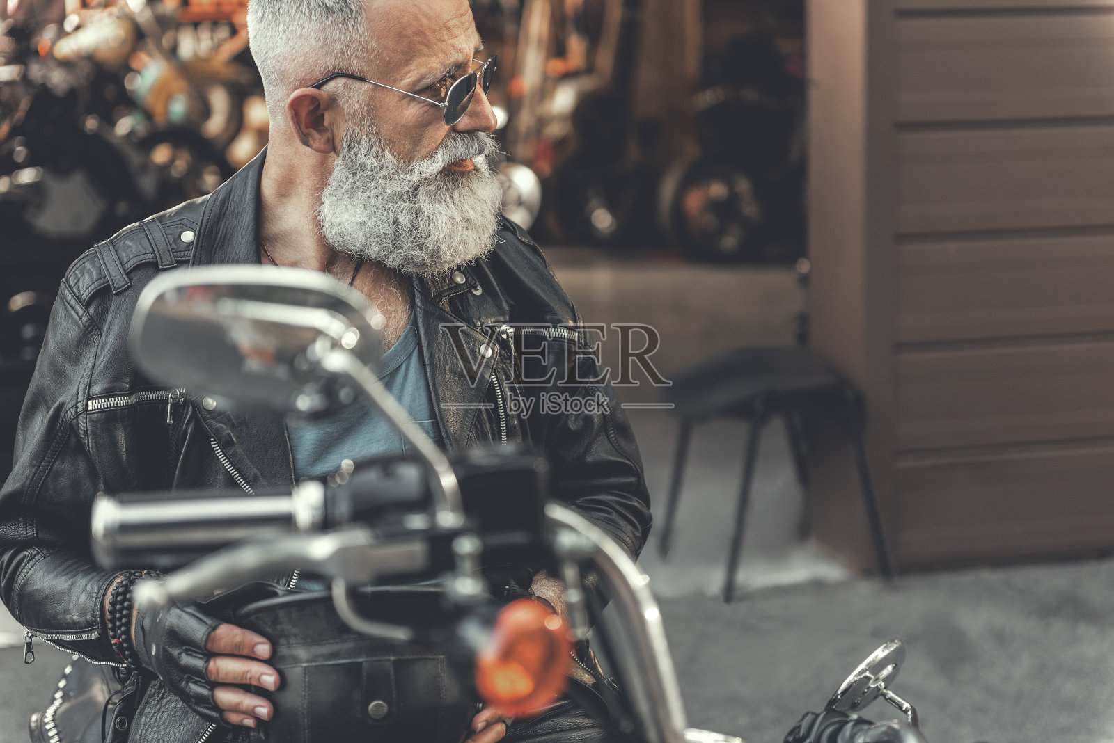 骑摩托车的有兴趣的老人照片摄影图片