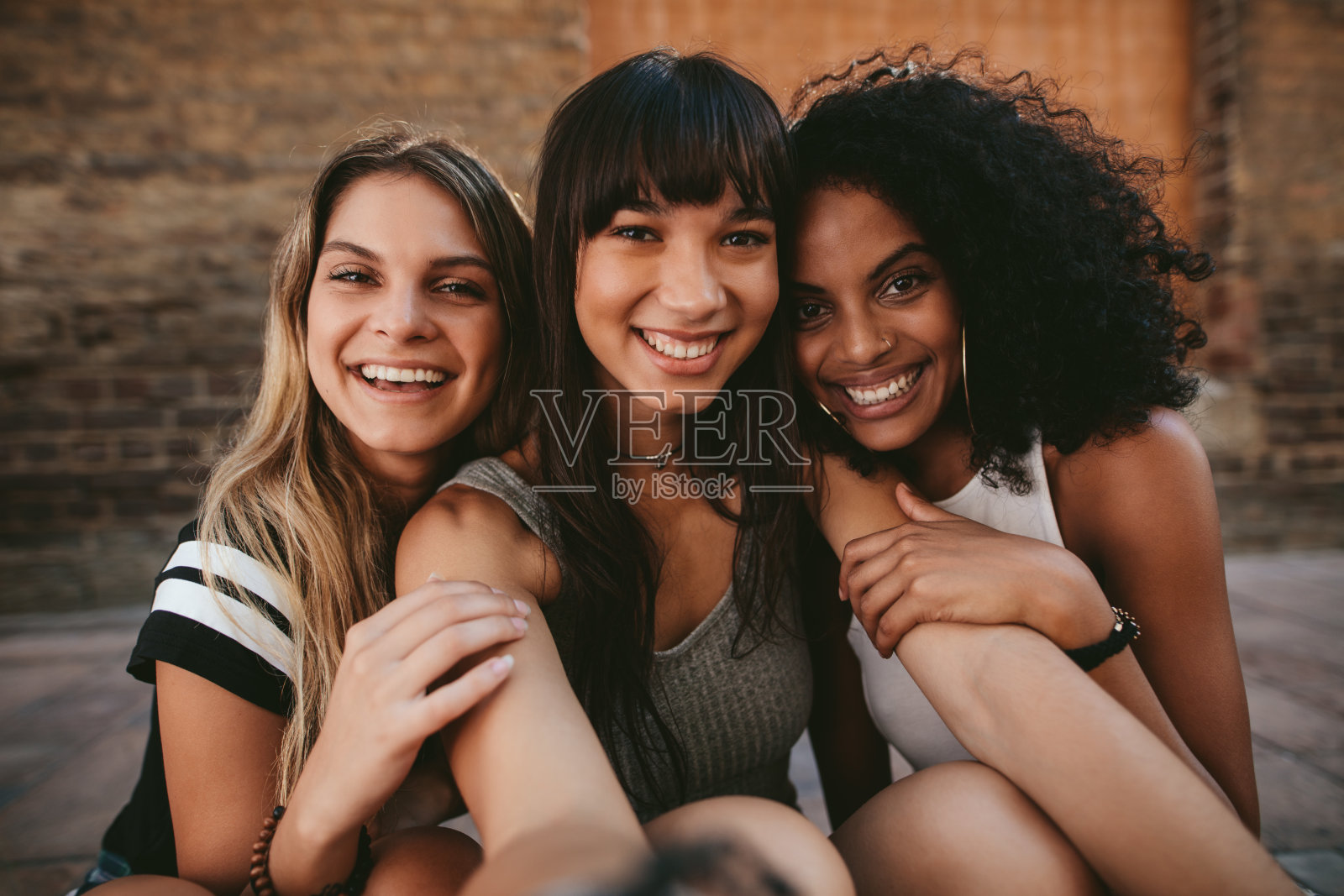 三个漂亮的微笑女友在自拍照片摄影图片