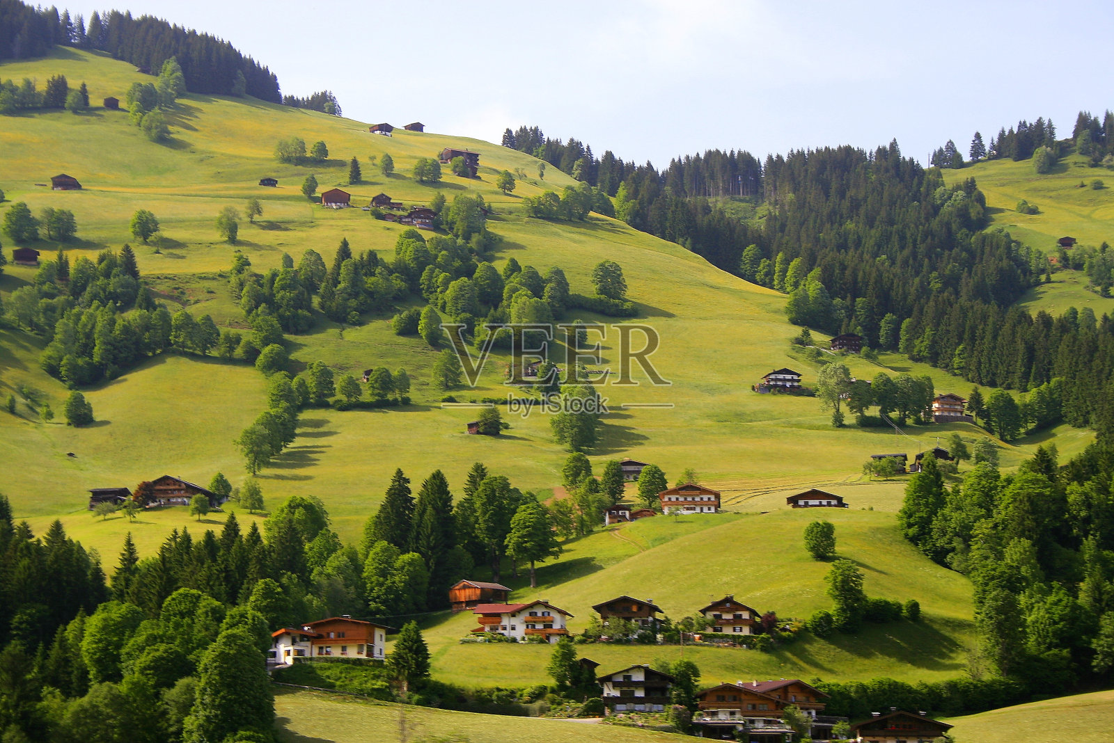 田园诗格施塔德和萨宁的高山山谷和草地，戏剧性的童话瑞士小屋，田园诗般的乡村，伯尔尼坎顿，瑞士阿尔卑斯山，瑞士照片摄影图片