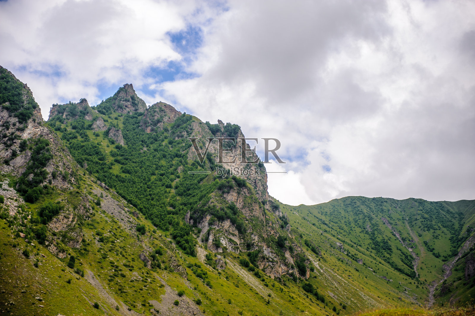 美丽的大自然和许多美丽的岩石和山脉在夏天照片摄影图片