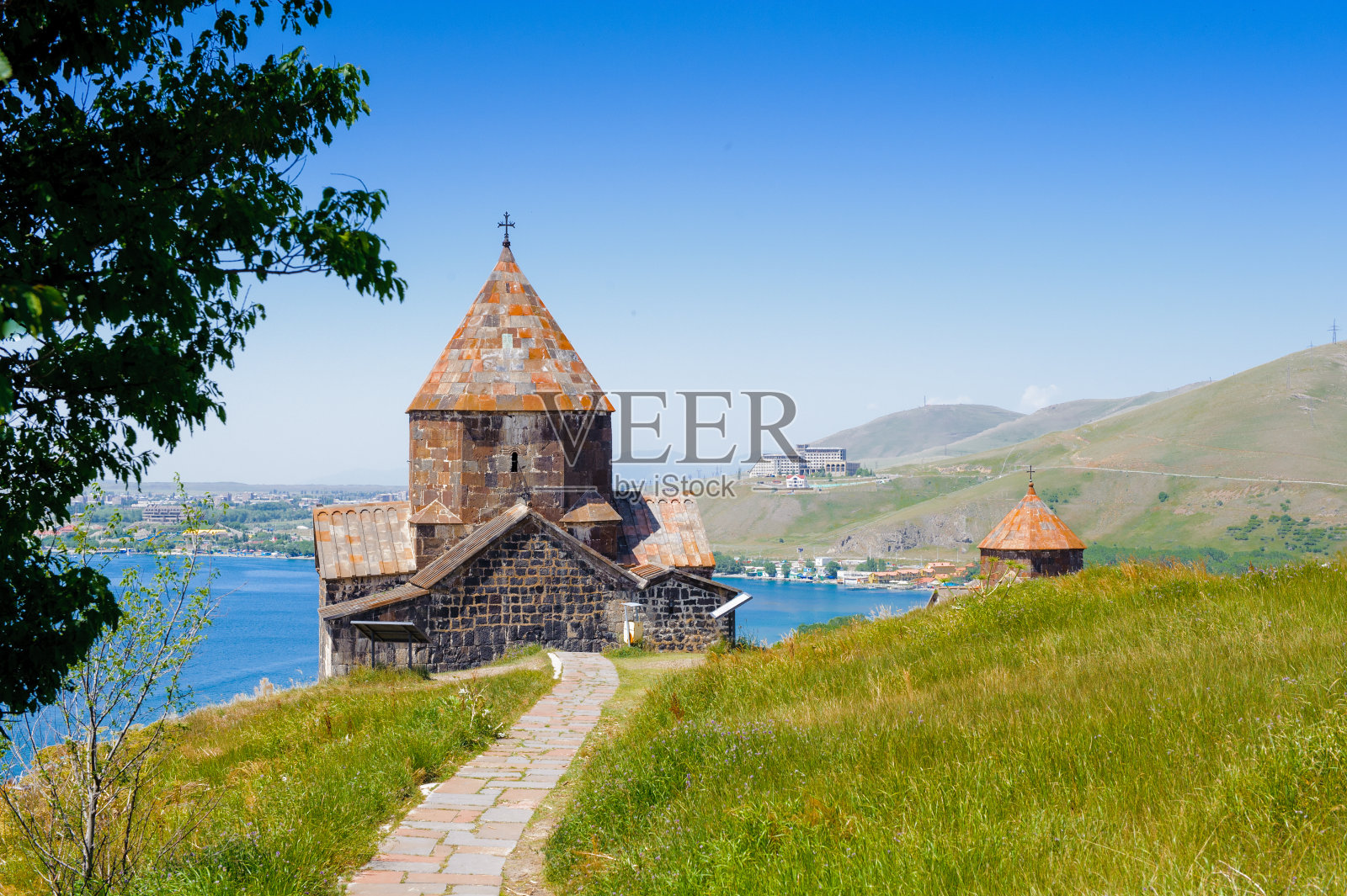 Sevanavank (Sevan修道院)，位于亚美尼亚Gegharkunik省Sevan湖岸边的修道院建筑群照片摄影图片