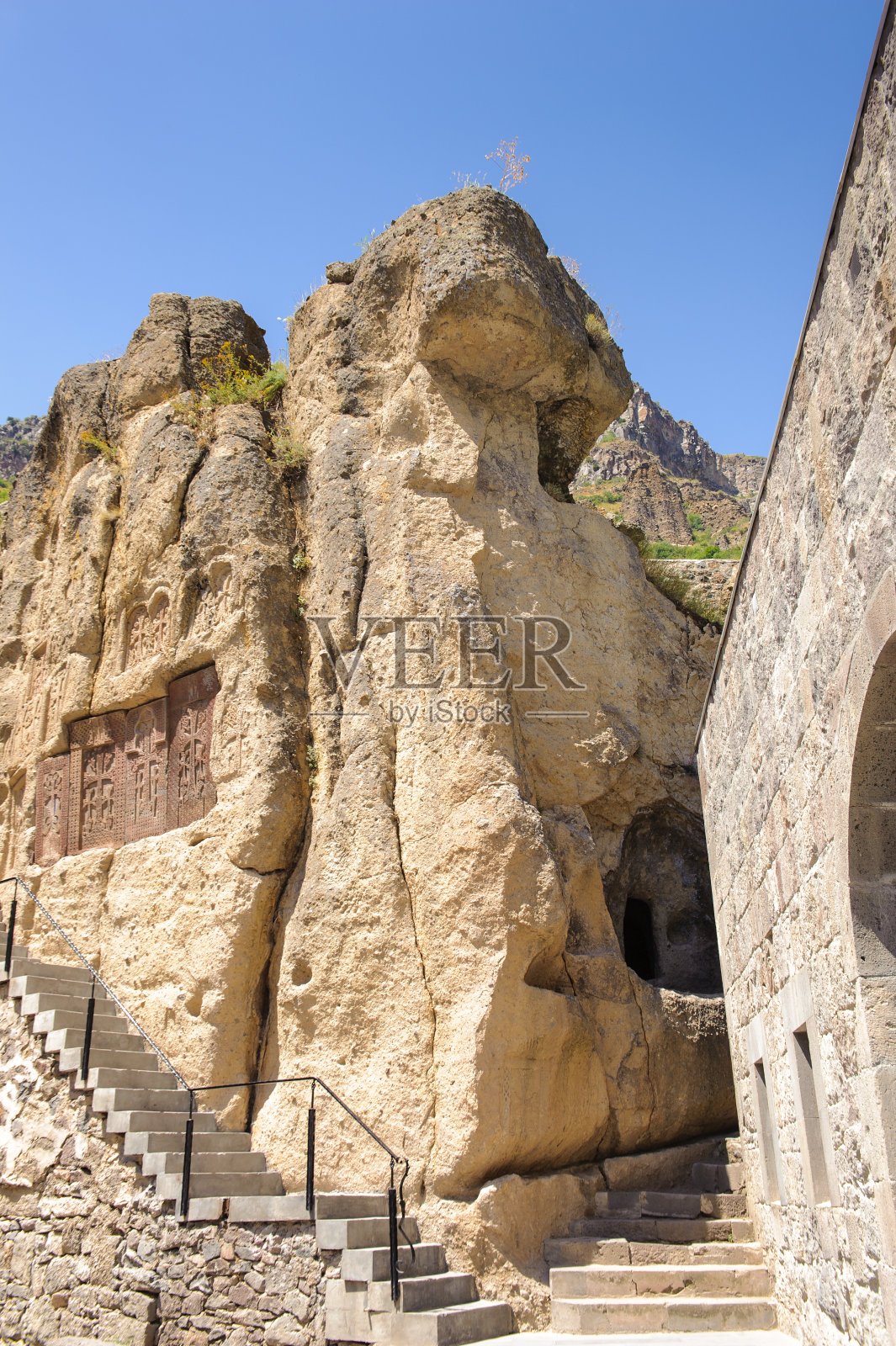 Geghard修道院周围的岩石，亚美尼亚Kotayk省的独特建筑结构。联合国教科文组织世界遗产照片摄影图片