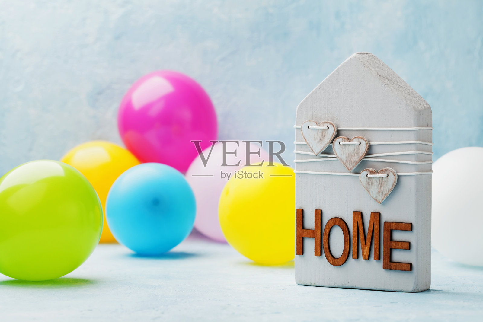 木制的房子装饰着心形和气球。乔迁派对，礼物，房地产或购买一个新的家庭概念。照片摄影图片