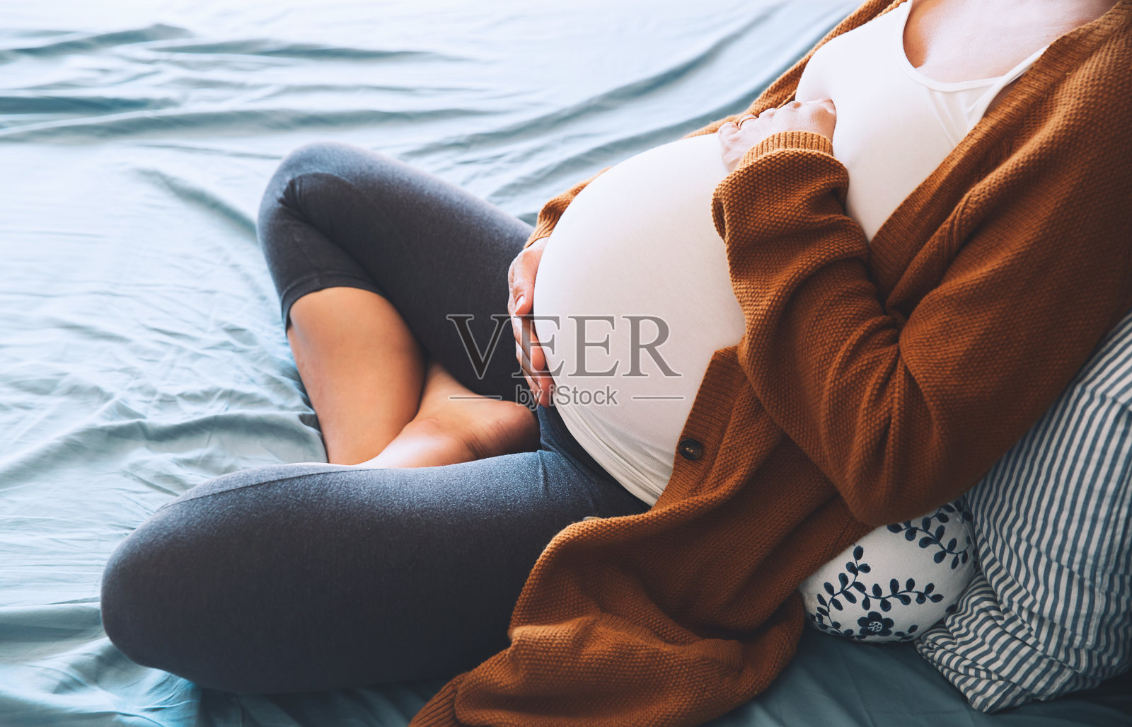 孕妇躺在床上看书-蓝牛仔影像-中国原创广告影像素材