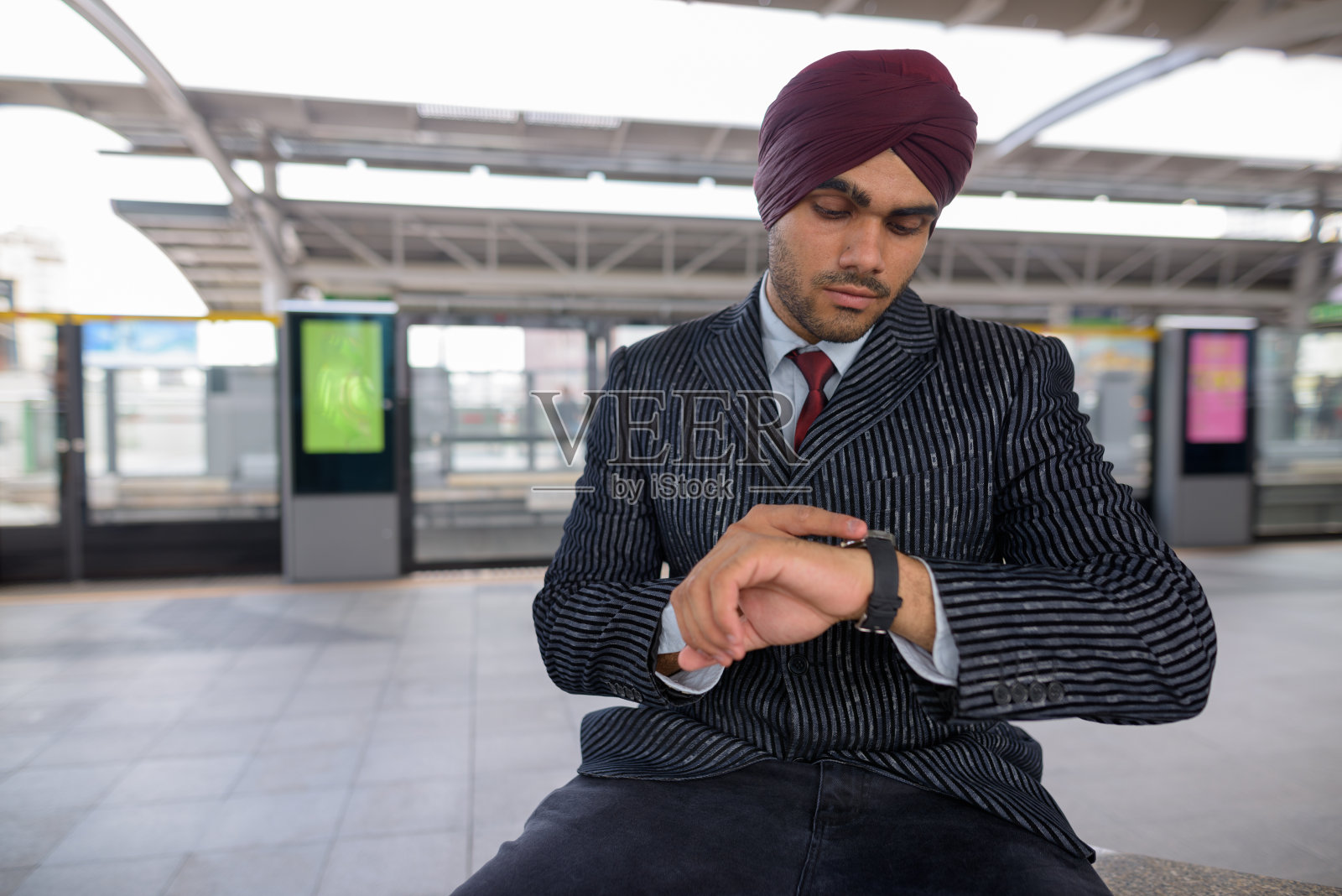 年轻英俊的印度锡克教商人戴着头巾在BTS空中火车站在泰国曼谷的肖像照片摄影图片