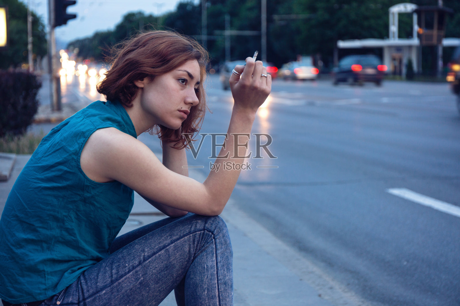 悲伤的女孩在大街上抽烟照片摄影图片
