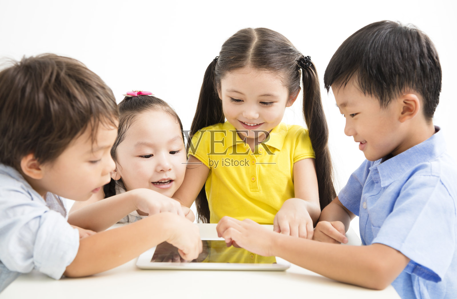 一群用平板电脑学习的孩子照片摄影图片