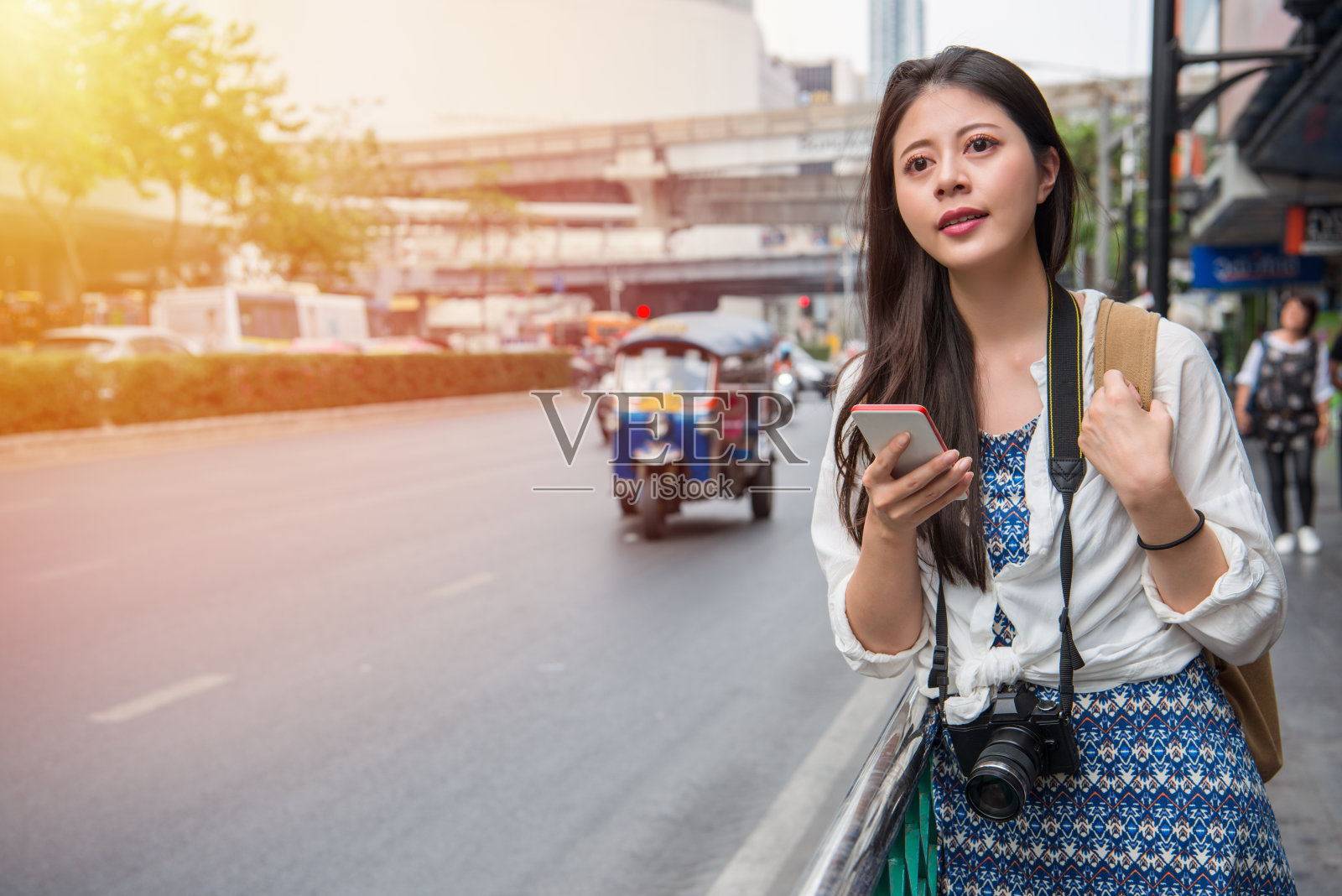 一名女子用手机应用程序在曼谷行走照片摄影图片