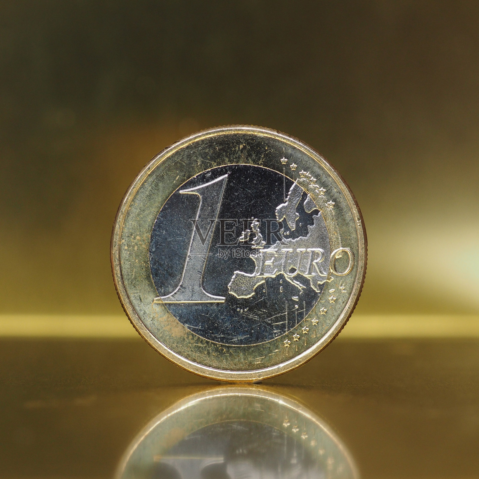 1欧元硬币，欧盟在黄金背景照片摄影图片