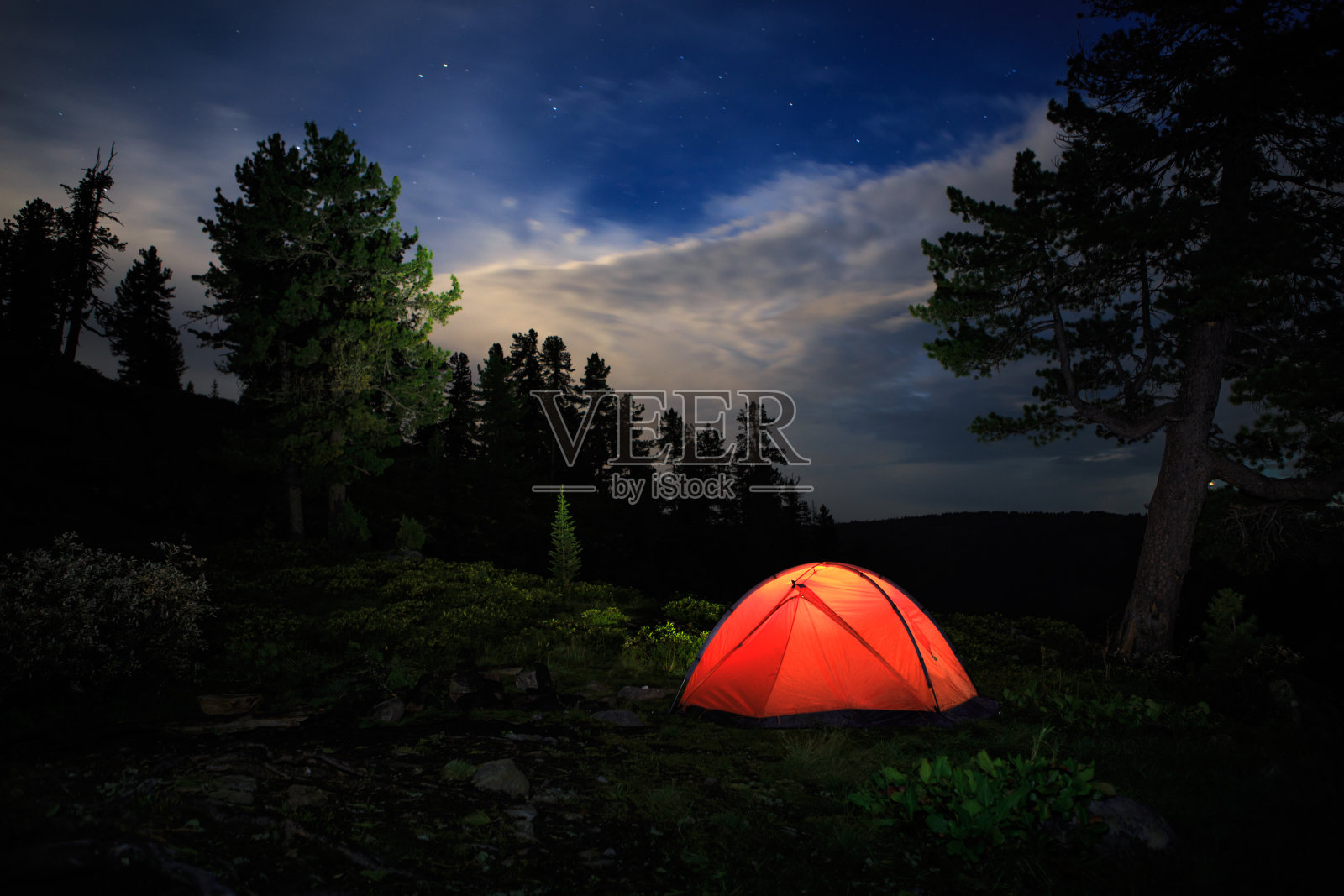 帐篷在夜空下闪闪发光照片摄影图片