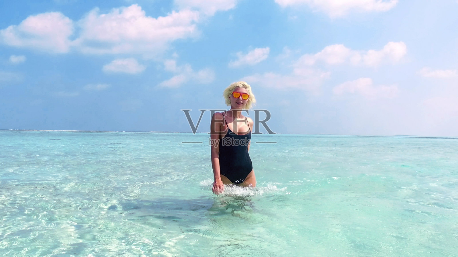 整个潮湿诱人的金发女人走过海洋，马尔代夫照片摄影图片