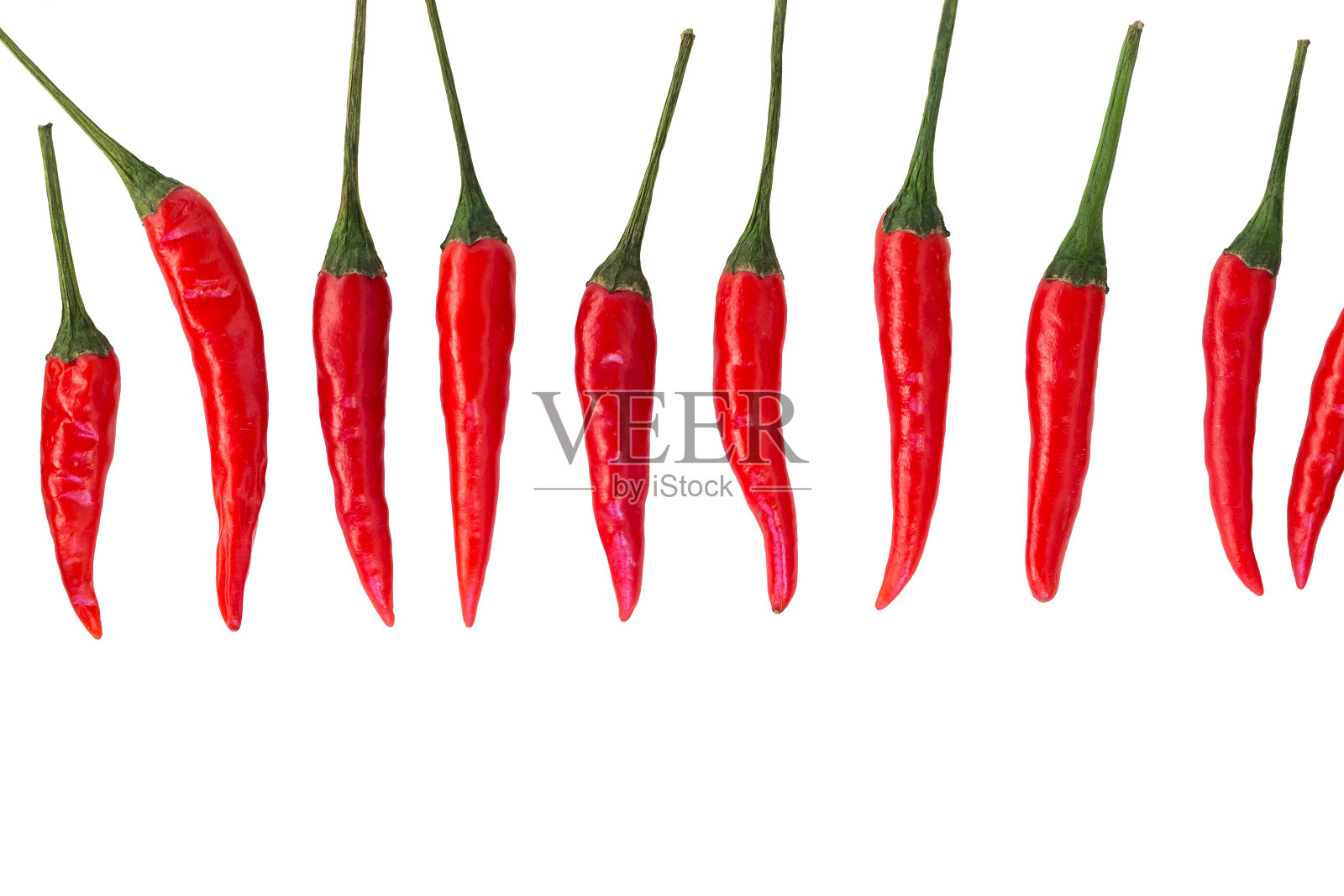 红辣椒，流行的香料概念-在白色的背景上垂直堆叠一排红辣椒豆荚，俯视图，平铺，为你的文字自由空间照片摄影图片
