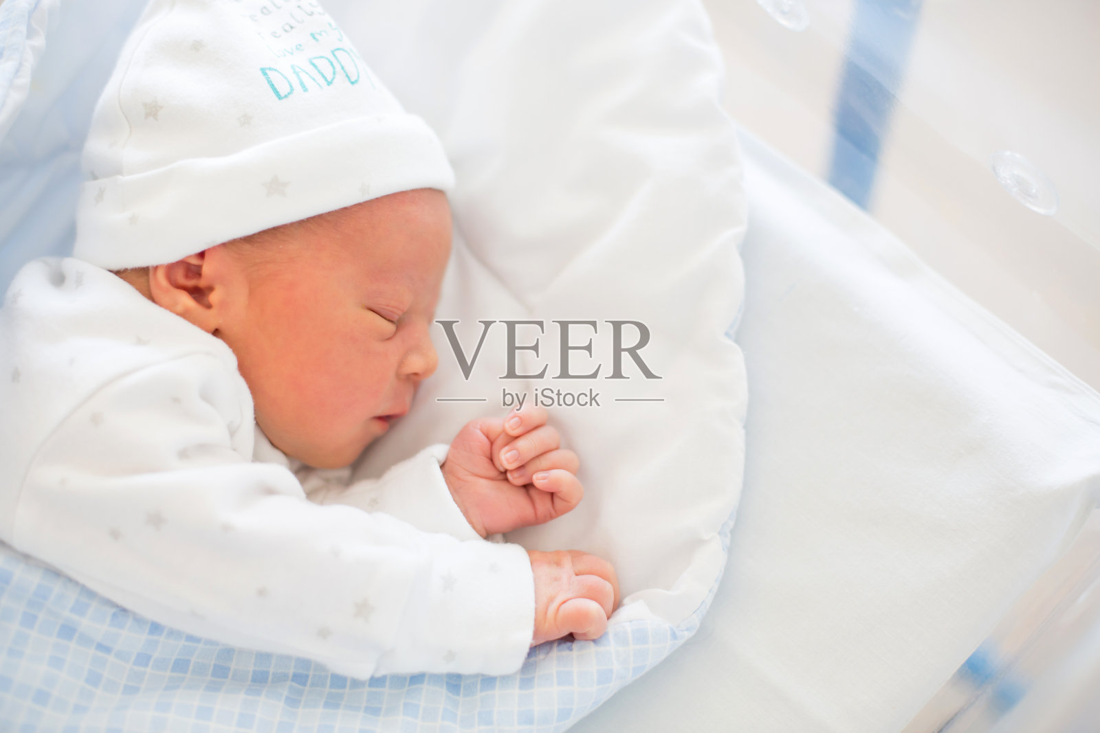 新生儿躺在产前医院的婴儿床上照片摄影图片