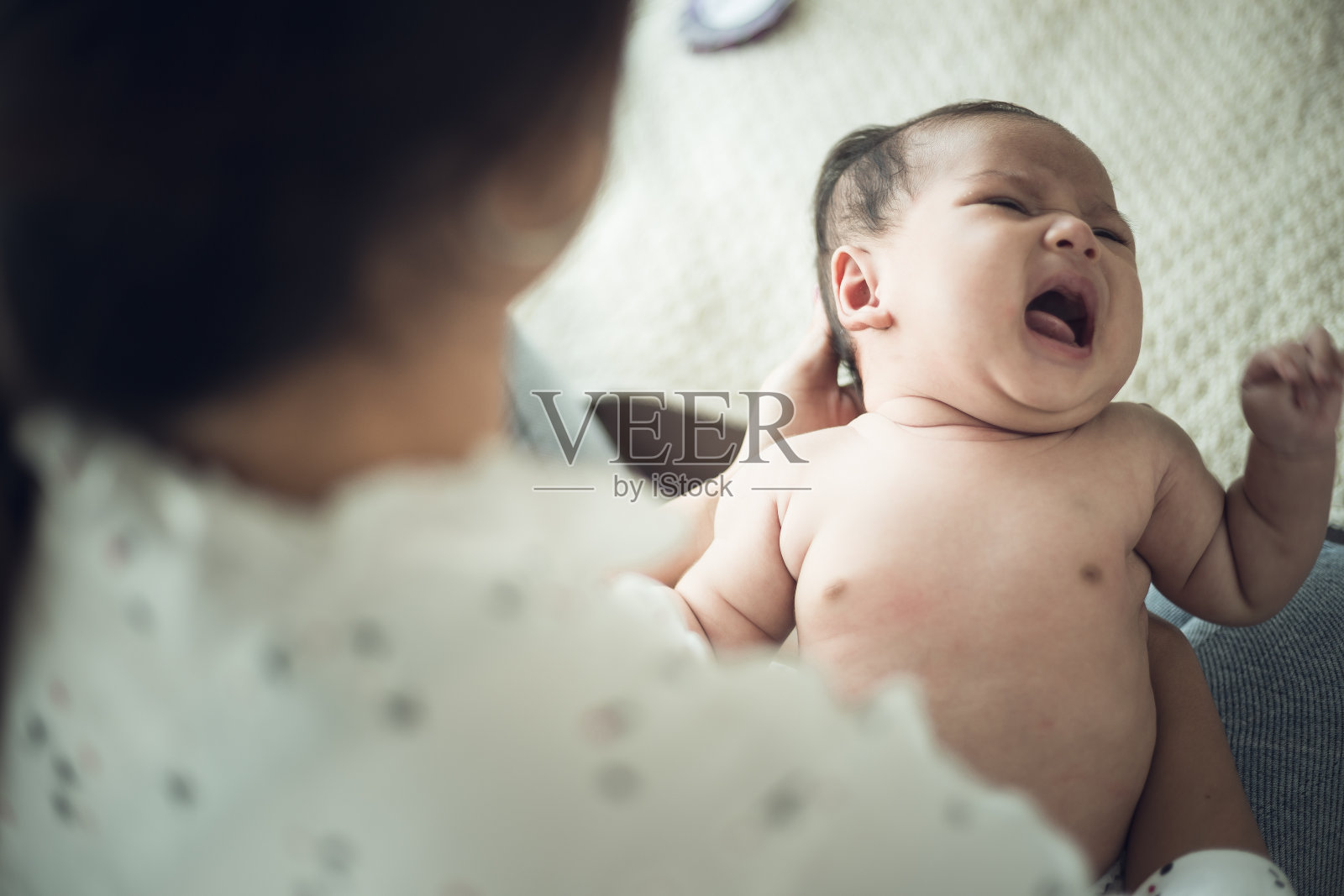 一个刚出生的婴儿在他妈妈的手里照片摄影图片