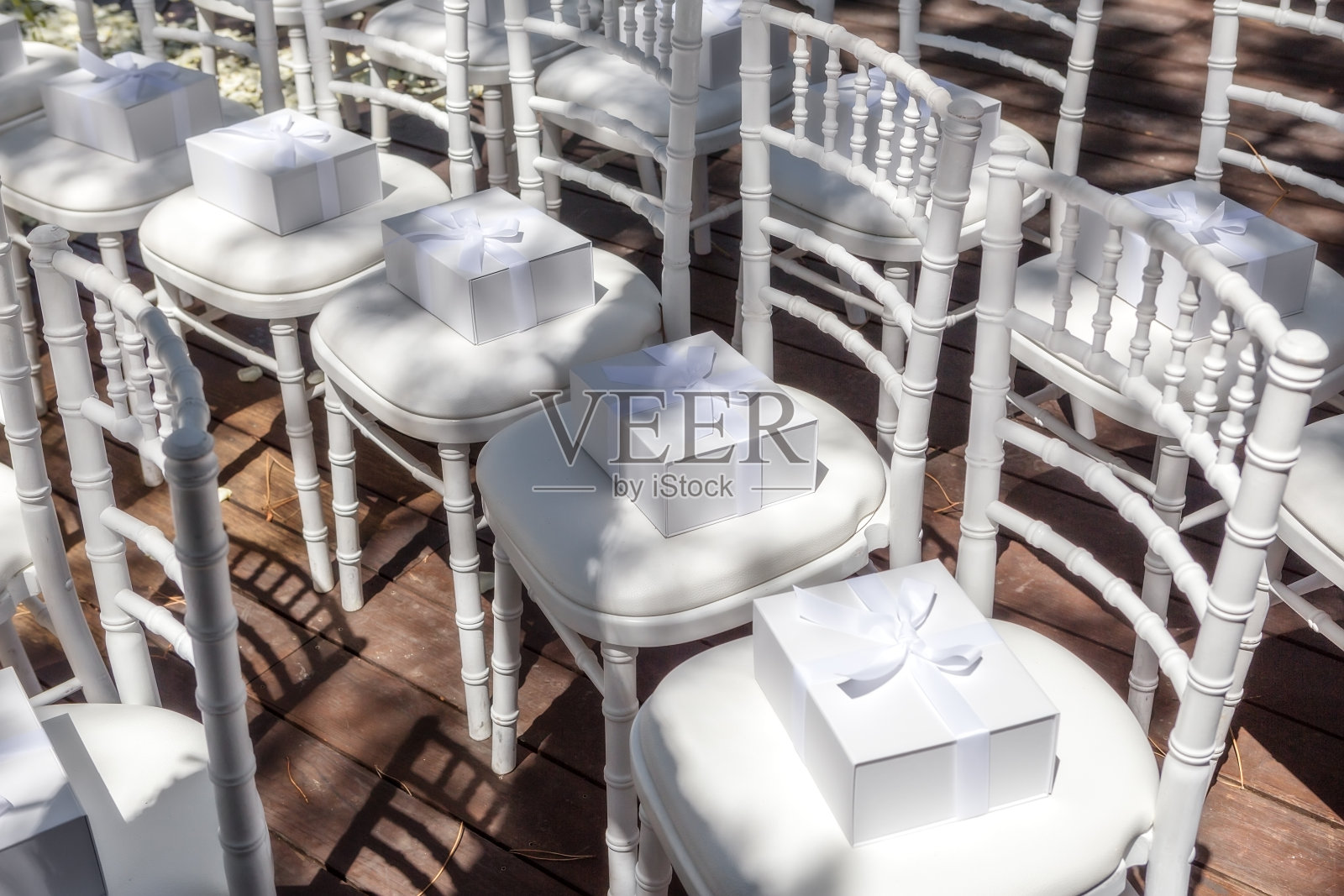 婚礼上送给客人的礼物。白色的椅子。照片摄影图片