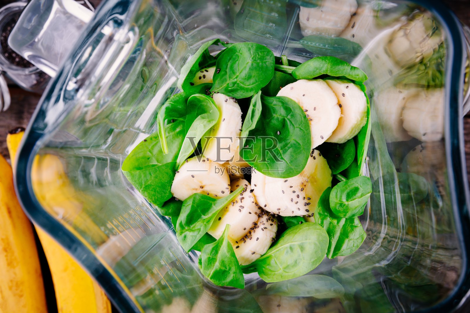 绿色排毒奶昔的配料:菠菜，香蕉，奇异子照片摄影图片