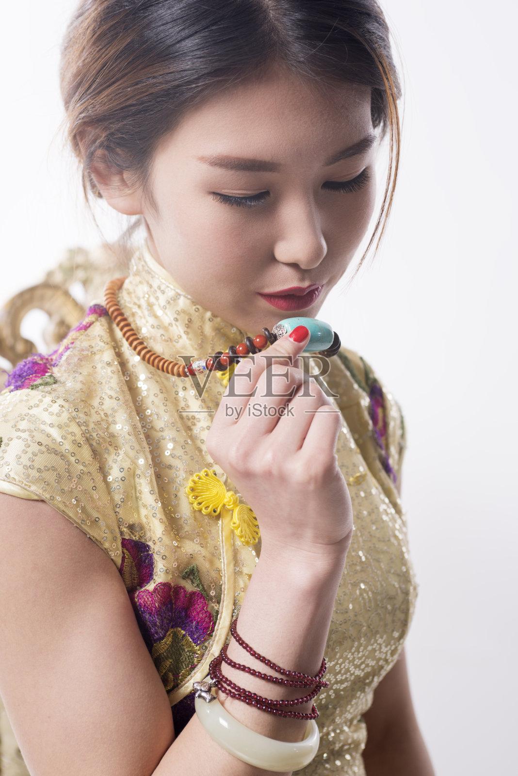迷人的中国女孩。给她看看绿松石项链。照片摄影图片