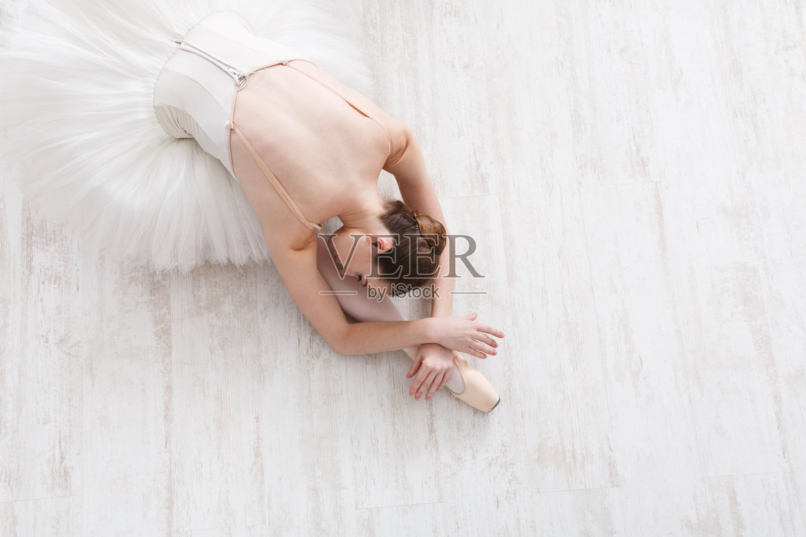优雅的芭蕾舞演员伸展，芭蕾舞背景照片摄影图片