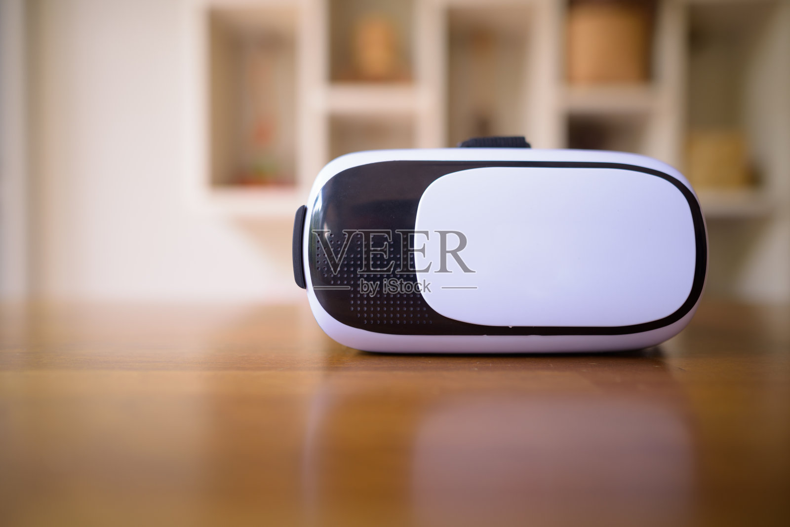 虚拟现实头盔放在家里的木桌上照片摄影图片
