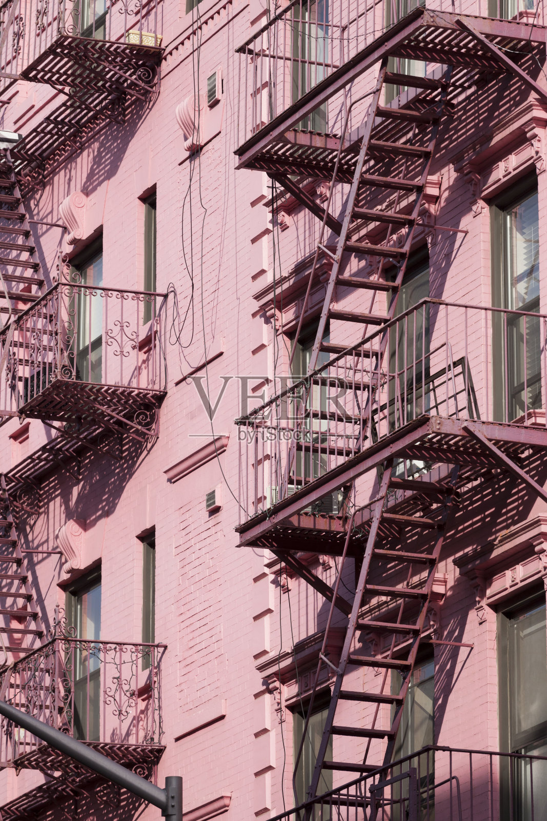 纽约SoHo区的粉色公寓大楼照片摄影图片
