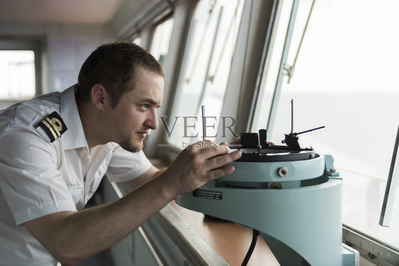 高级航海员驾驶他的船照片摄影图片