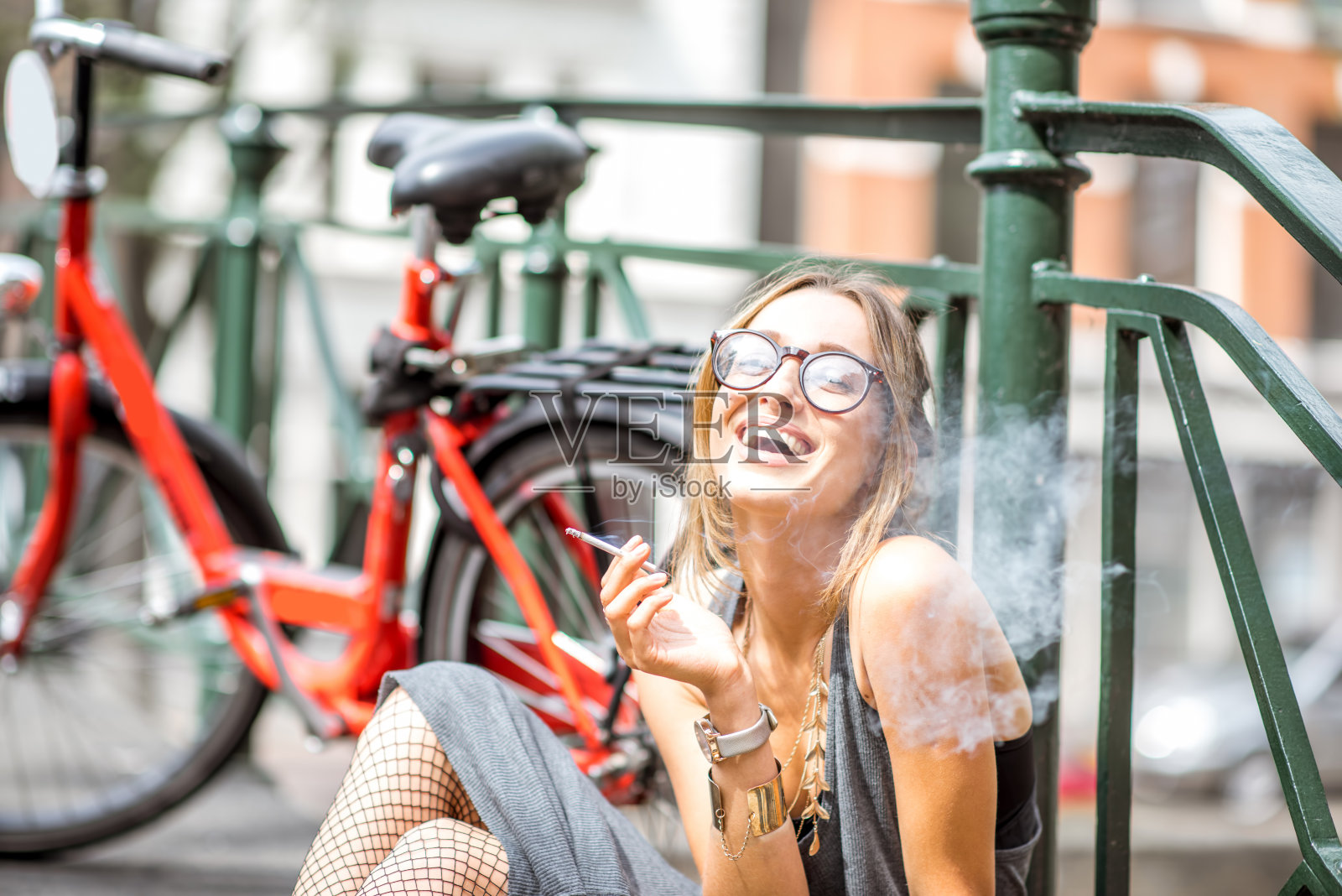 阿姆斯特丹的一个女人在吸烟照片摄影图片