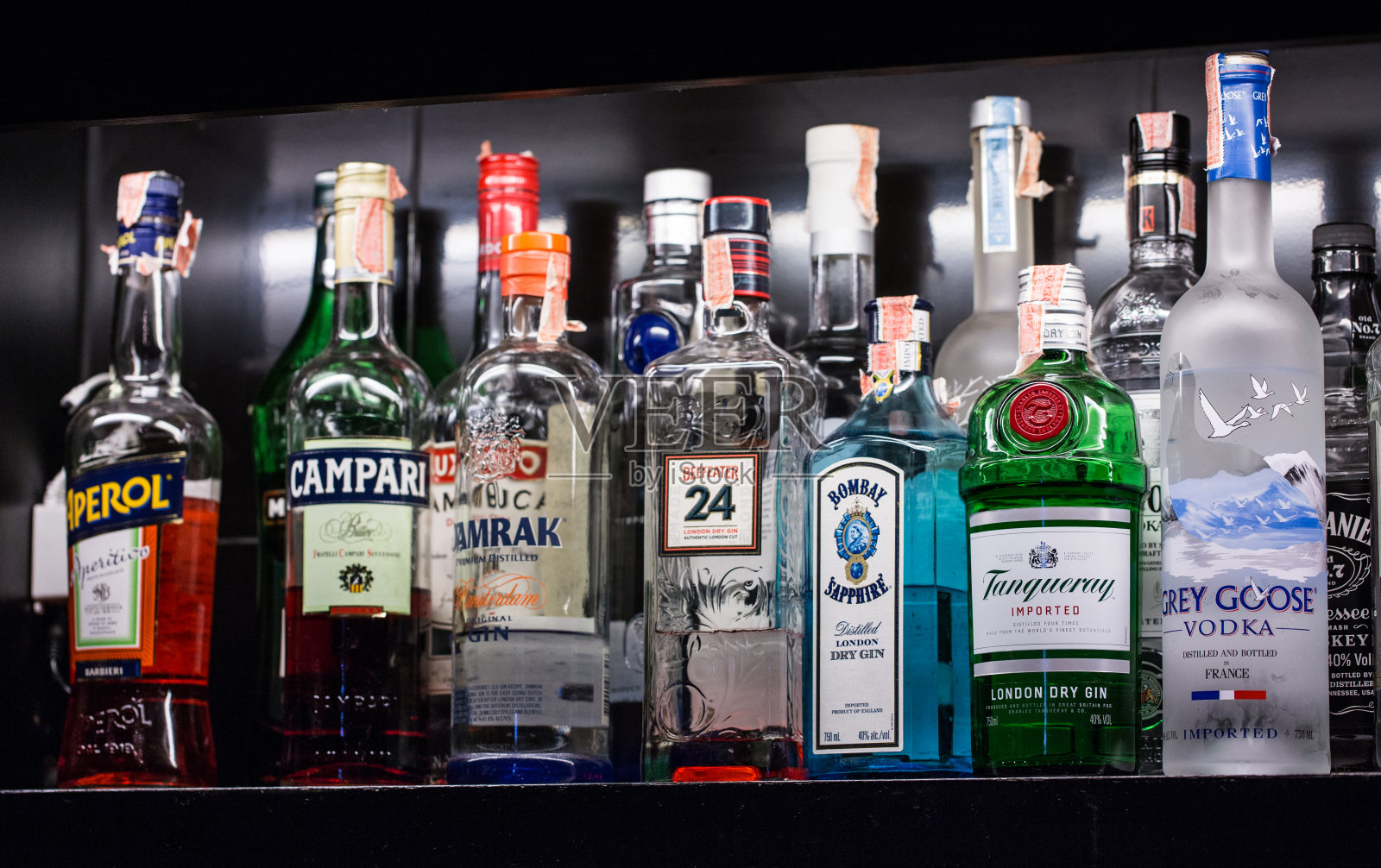 各种酒精饮料，贝恩德，被放在架子上，在酒吧的鸡尾酒。照片摄影图片