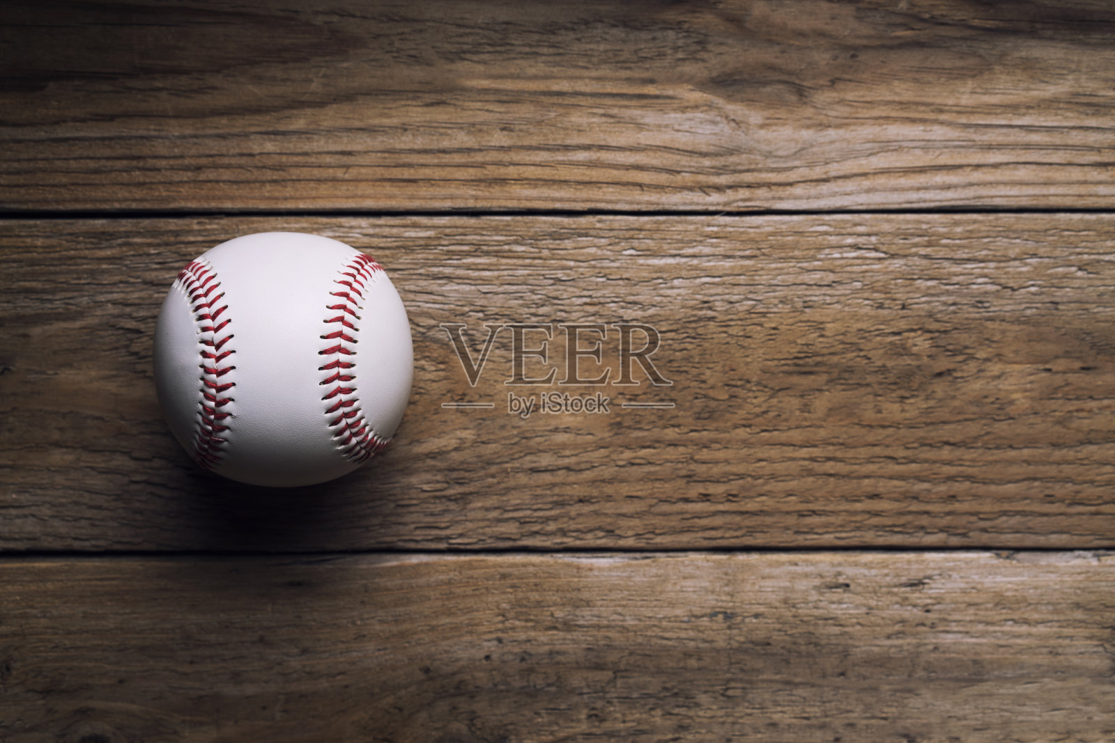 木桌背景上的棒球照片摄影图片