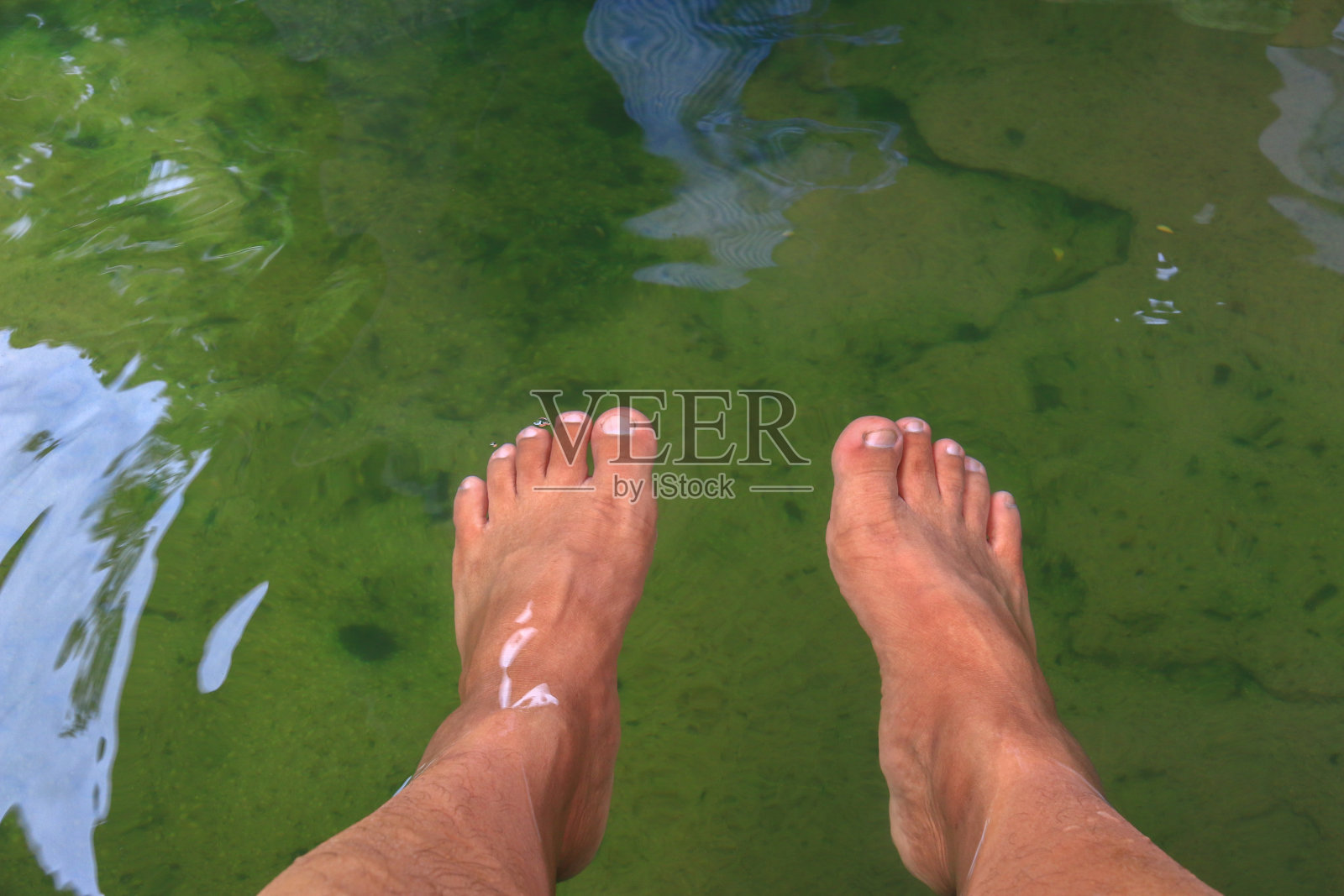 在泰国清迈的三甘邦区温泉泡脚，放松照片摄影图片