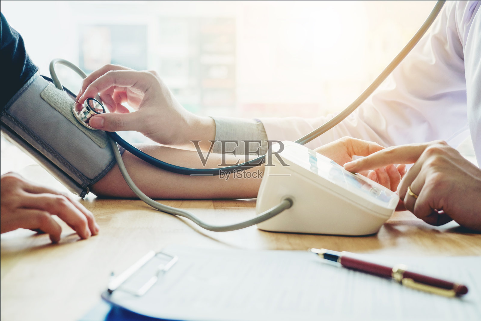 医生测量动脉血压妇女病人在医院的手臂保健照片摄影图片