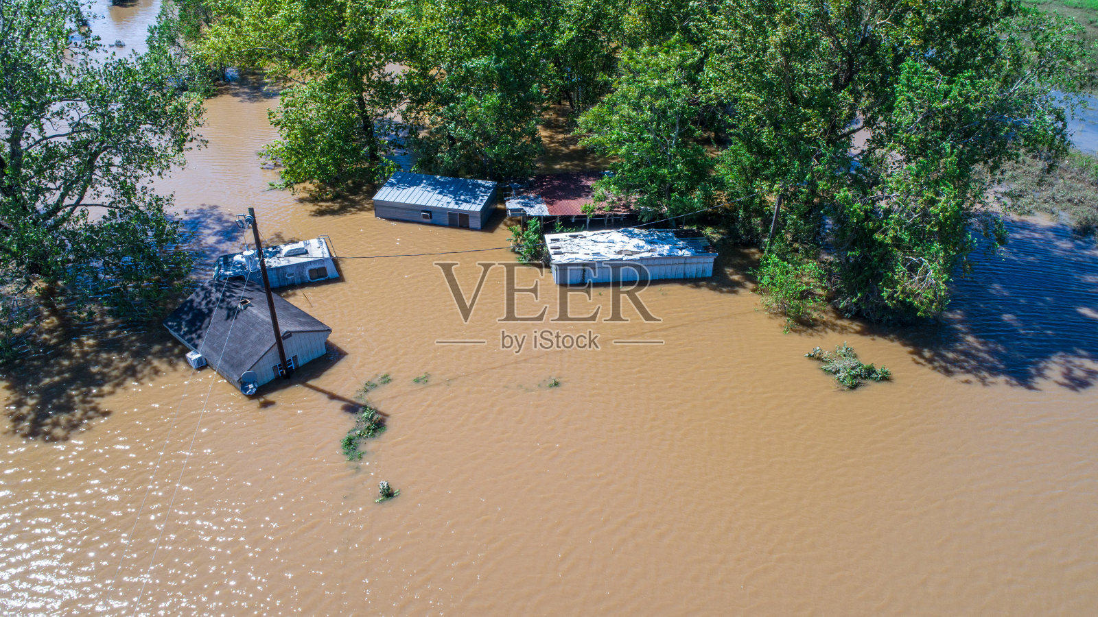 2017年，飓风哈维破坏了德克萨斯州哥伦布市，淹没在几英尺深的水中，房屋房屋仍被淹没在水中照片摄影图片