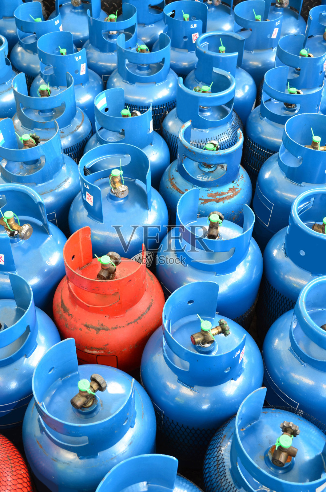 蓝色和橙色的石油气罐照片摄影图片